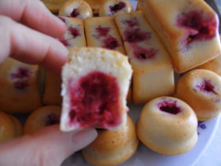 Mini cake aux framboises coupe