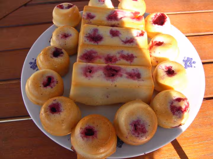Mini cakes et bouchees a la framboise