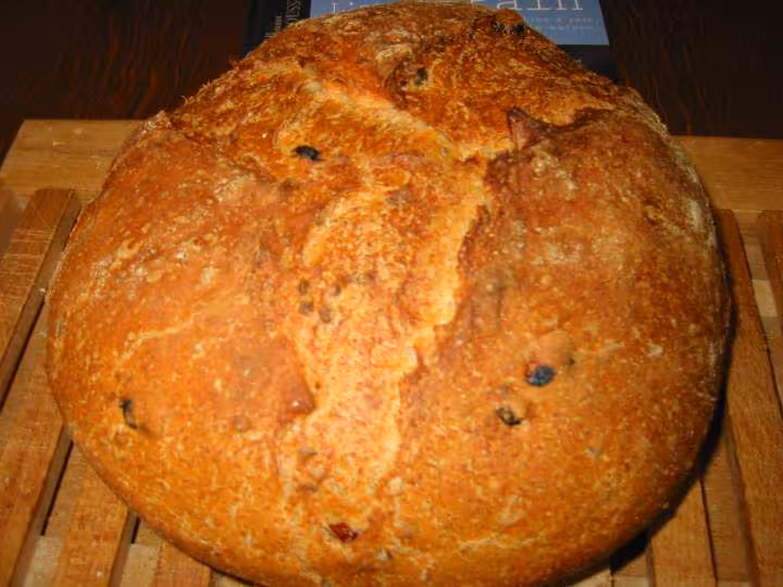 Pain cocotte aux 3 farines raisins secs et graines de lin