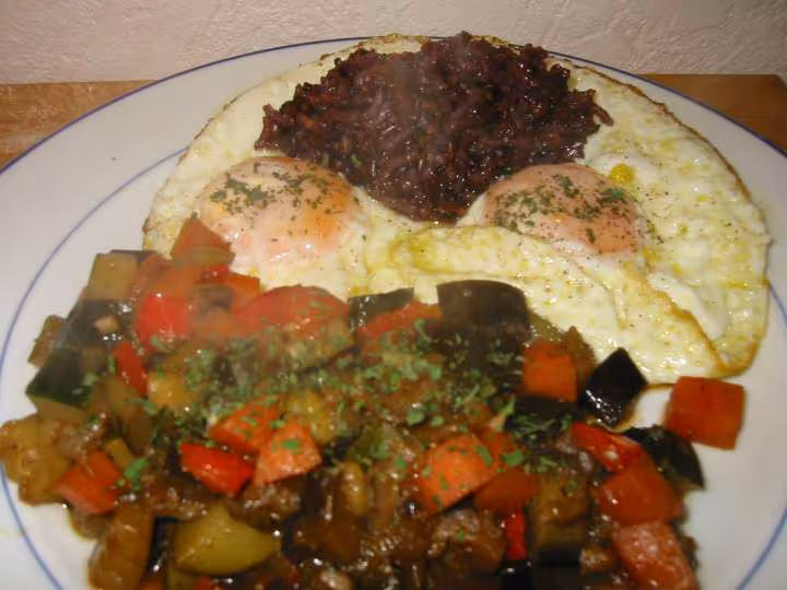Presentes ici avec oeufs au plat et riz violet