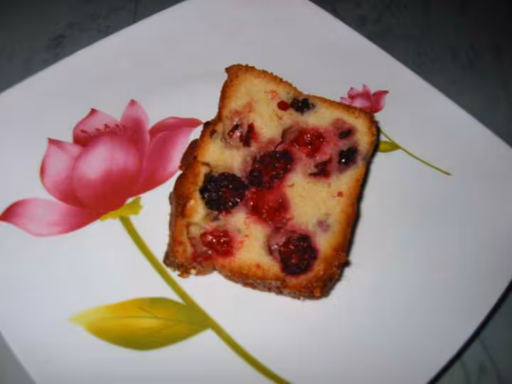 Une tranche de cake framboises mures