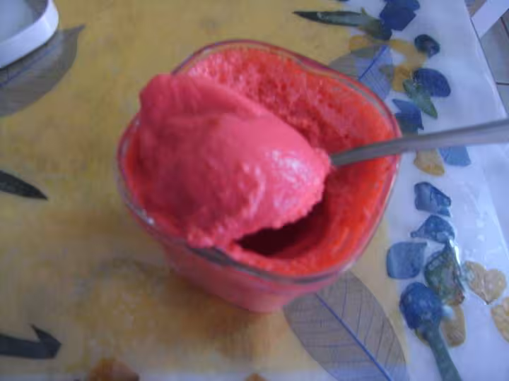 Yaourt soja au sirop de fraises et colorant alimentaire