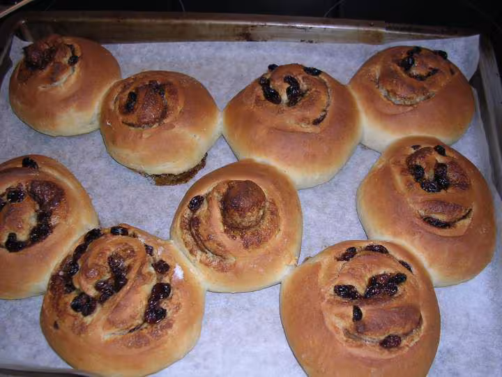 Pains aux raisins et cannelle