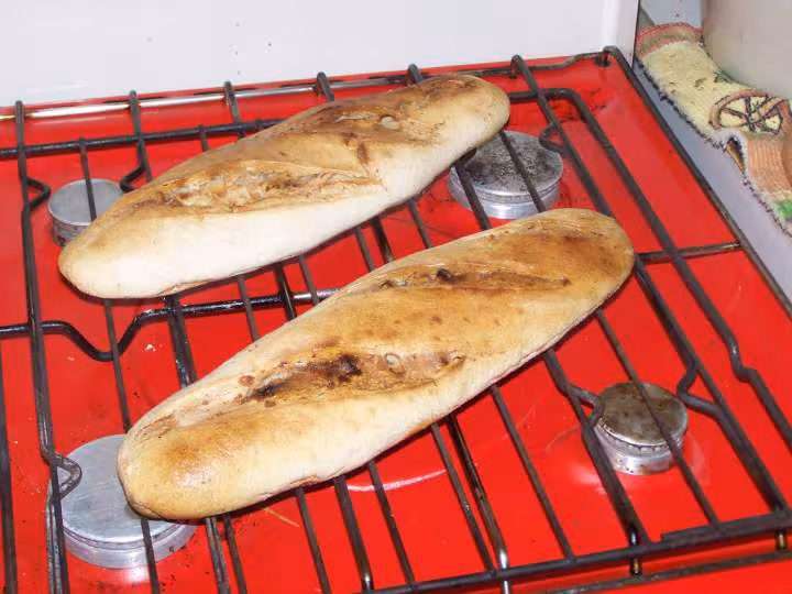 2 pains aux noix un peu raplaplat sur ma cuisiniere de secours