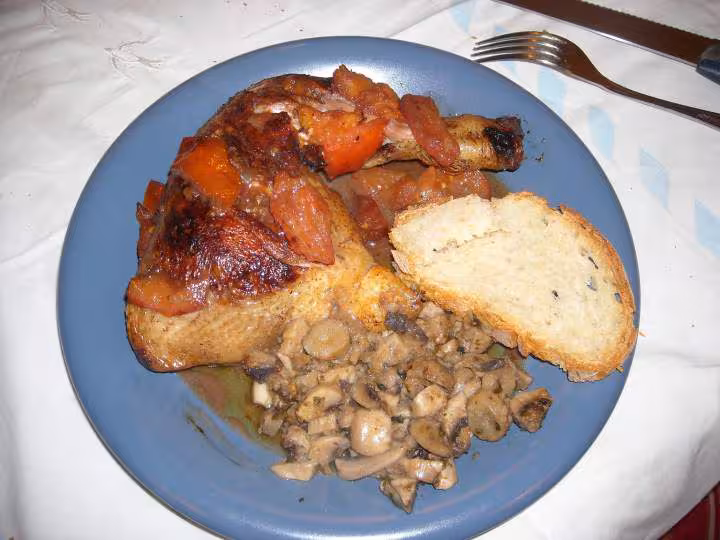 Gigot de poulet au vin rouge et tomates