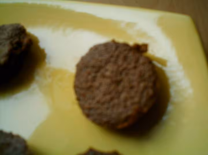 Zoom sur petit gateau au chocolat meringue