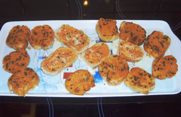 Bruschettas croustillantes au beurre de tomate et parmesan extra