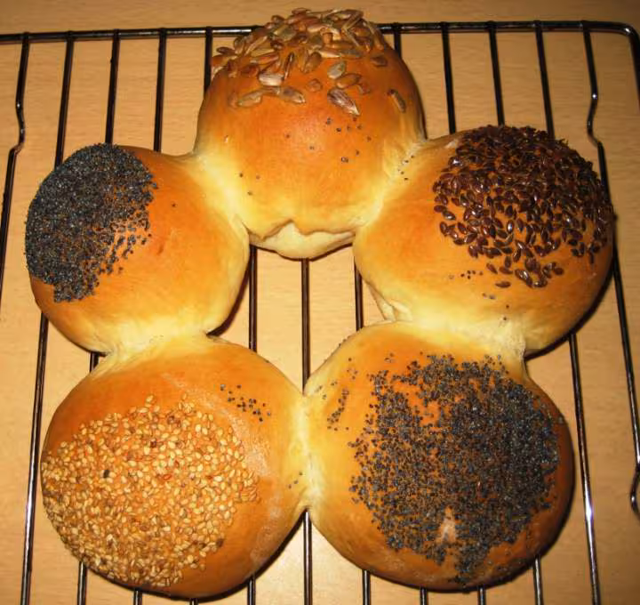 Couronne de petits pains de mie maison aux graines