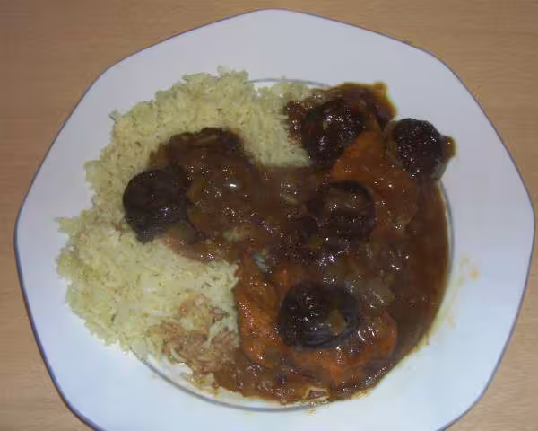 Escalope de poulet aux pruneaux et aux epices acompagne de riz au safran