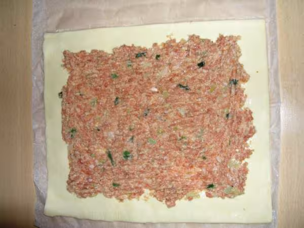 Escargot de pate feuilletee fourre viande epicee 1e etape