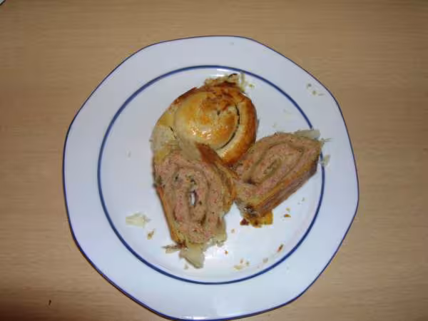 Escargot de pate feuilletee fourre viande epicee en tranches