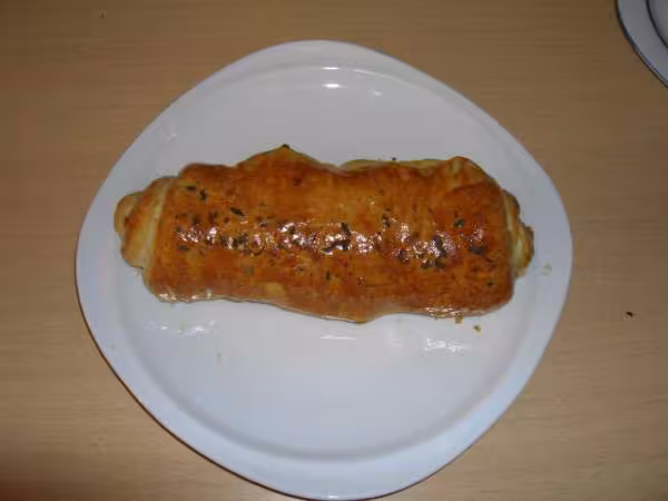 Escargot de pate feuilletee fourre viande epicee tout dore
