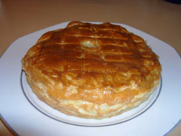 Galette des rois toute doree et gonflee a la sortie du four