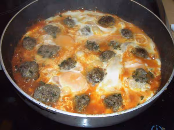 Kefta a la sauce tomate et aux oeufs marocain