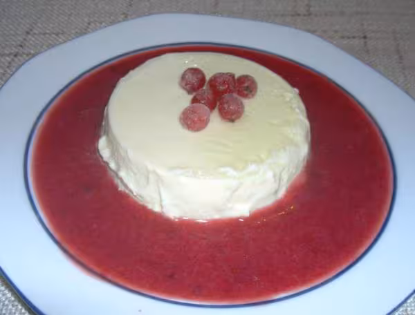 Pana cotta a la vanille sur coulis de groseilles