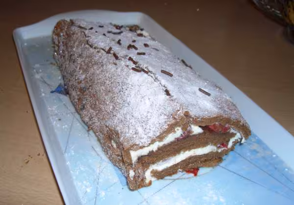 Roule chocolat fraises a la chantilly de profil