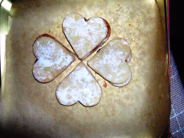 Spitzbuben ou sables aux amandes et a la confiture