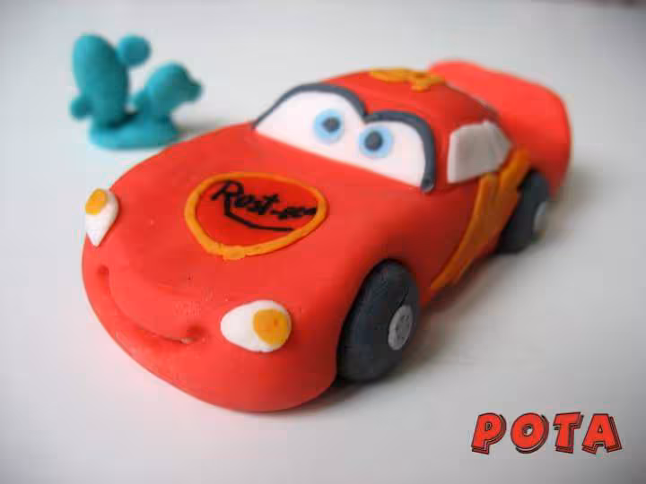 Les premieres decorations de pate de sucre cars lightning mcqueen