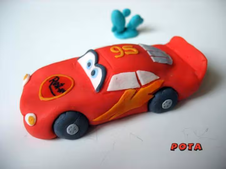 Les premieres decorations de pate de sucre cars lightning mcqueen