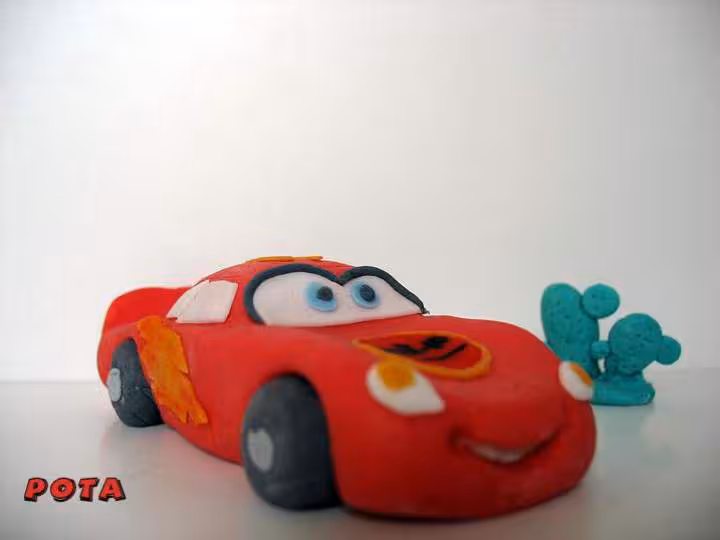 Les premieres decorations de pate de sucre cars lightning mcqueen