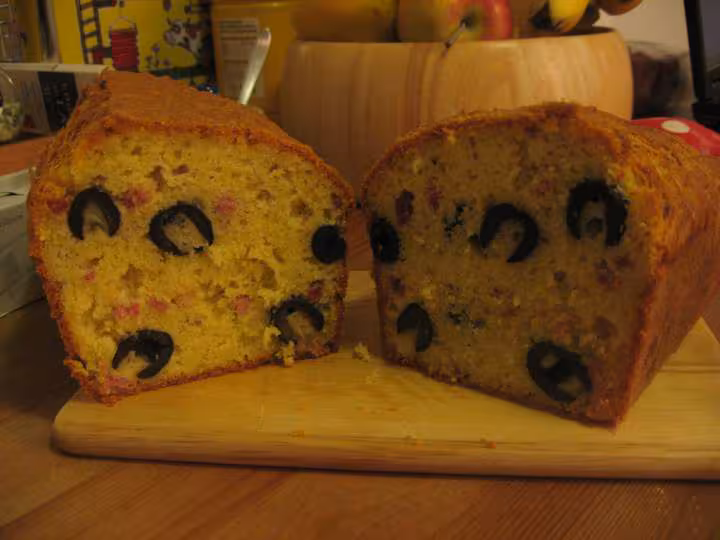 Cake aux olives et aux lardons