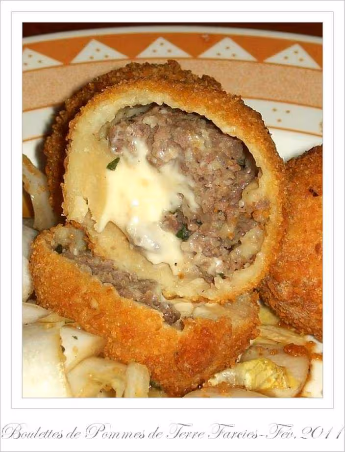 Boulettes de pomme de terre farcies a la viande et a la creme de gruyere