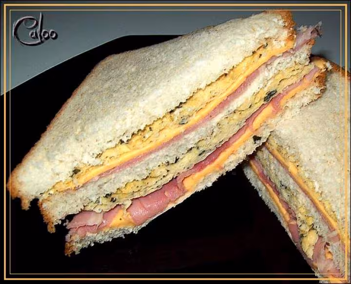 Club sandwich au jambon omelette au basilic et fromage