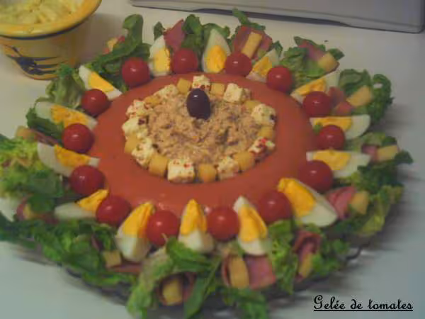 Couronne de gelee de tomate et crudites
