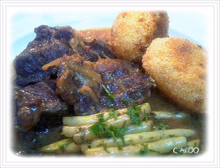 Joue de boeuf a la biere et pommes de terre croustillante