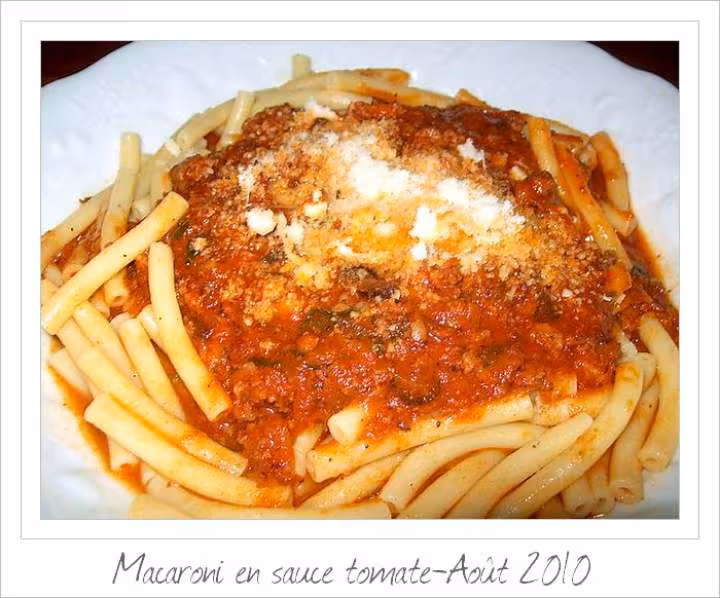 Macaroni en sauce tomate aux olives noires