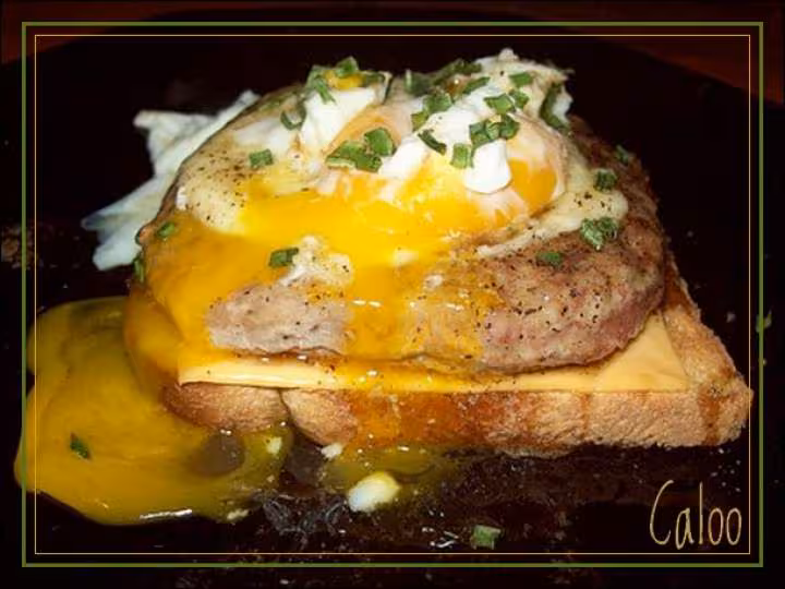 Porc au beurre noir et oeuf poche sur un toast au fromage