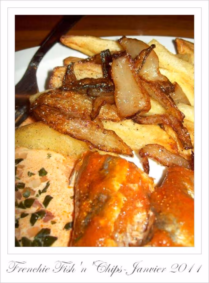 Sardines a la tomate et frites aux oignons