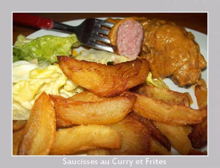 Saucisses au curry et frites croustillantes