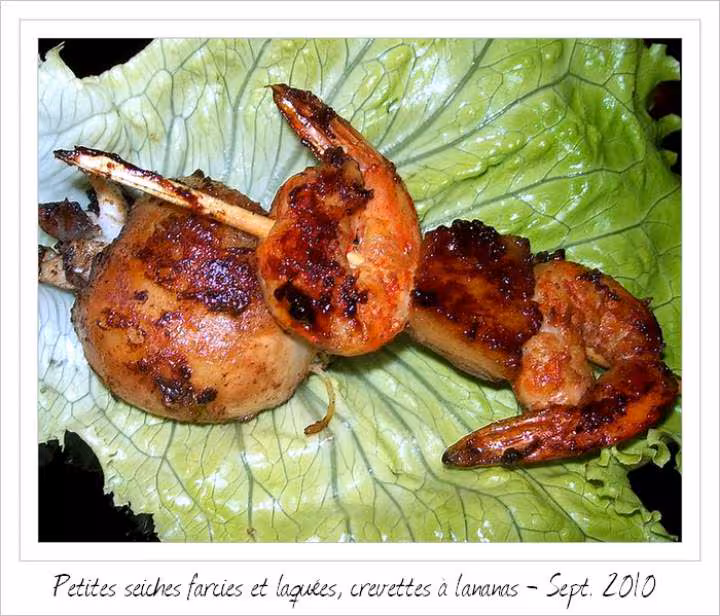 Seiches farcies et laquees brochettes de crevettes a l ananas
