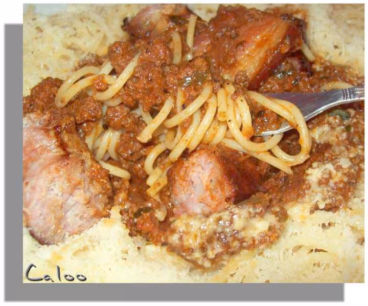 Spaghetti aux saucisses en sauce bolognaise