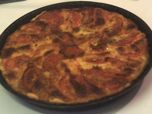 Tarte a la tomate et mozza a la sortie du four