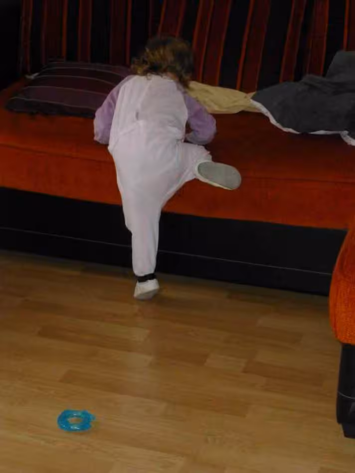 Madeline grimpe sur le canap