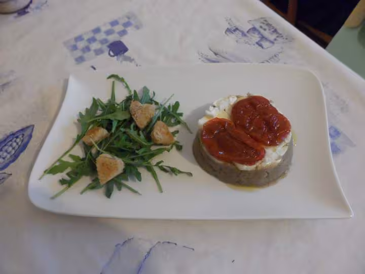 Caviar aubergine chevre du pays tomates sechees maison avec roquette et crouton frotte a l ail