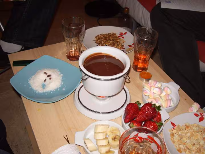 Brochettes de fruits fondue de nutella a la creme et aux chamallows