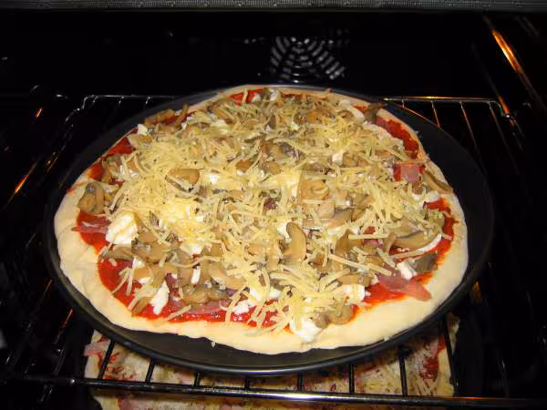 Pizza bacon mozzarella champignons