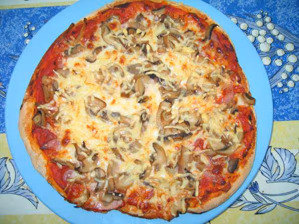 Pizza bacon mozzarella champignons