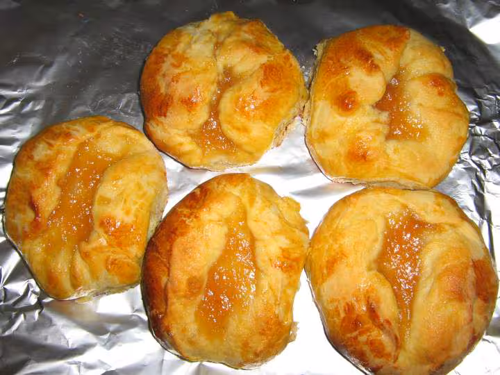 Petits pains fourres a la peche