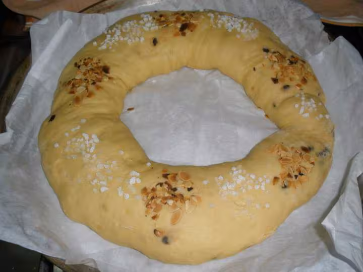 Brioche des rois aux pepites de chocolat avant cuisson