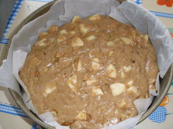 Gateau aux pommes et noix avant cuisson