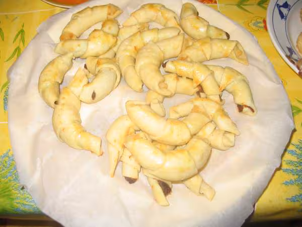 Croissants fourres a la pate d amandes ou de dattes