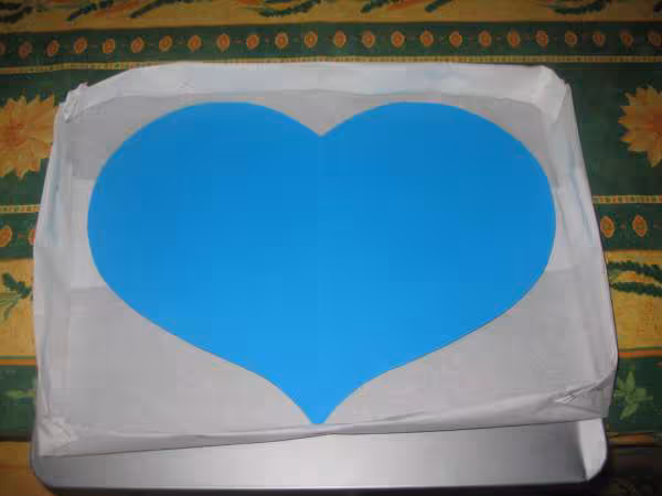 Gateau saint valentin confection du moule par rapport au pochoir en coeur