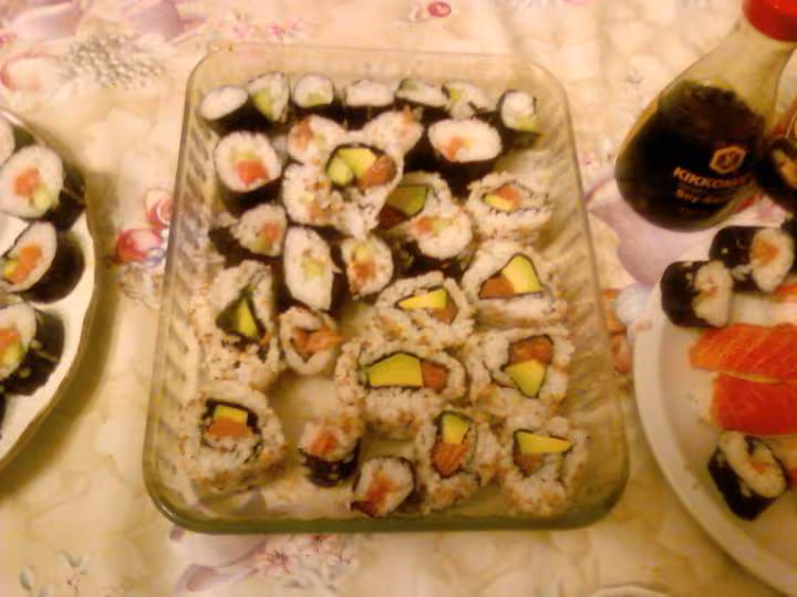 Assortiment makis et california maki au saumon