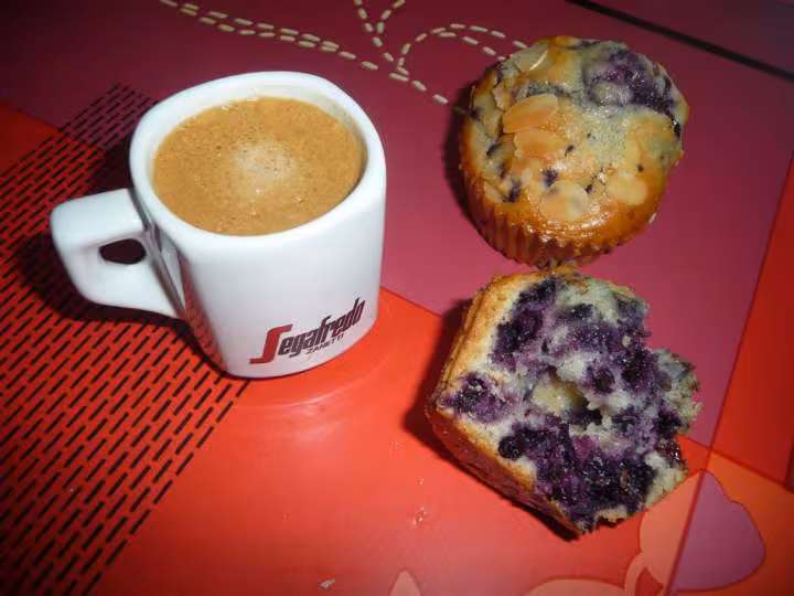 Cafe avec muffins myrtilles