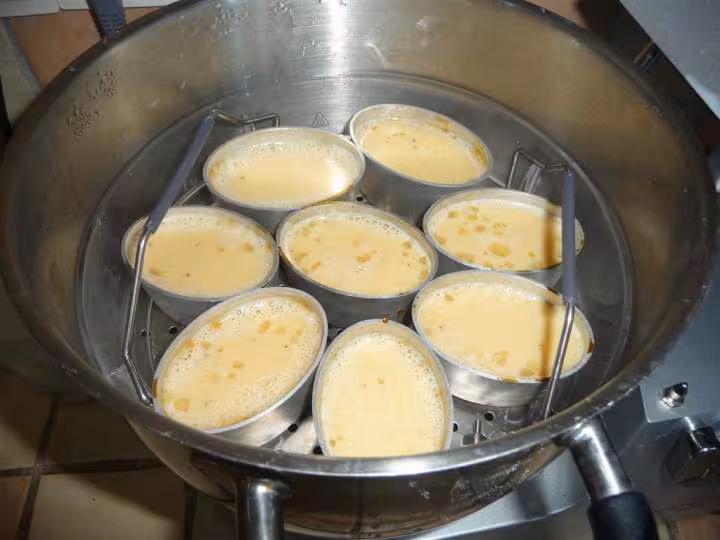 Cremes au oeufs avant cuisson vapeur