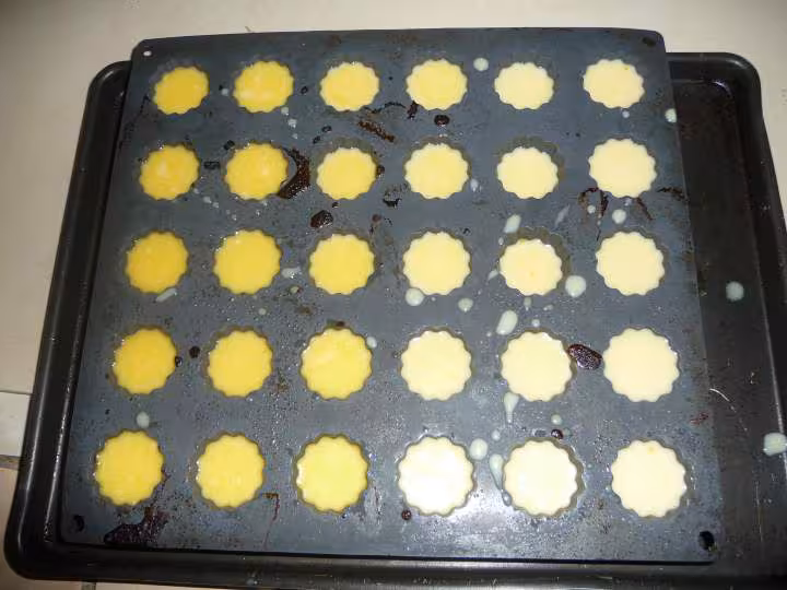 Plaque de canneles avant cuisson